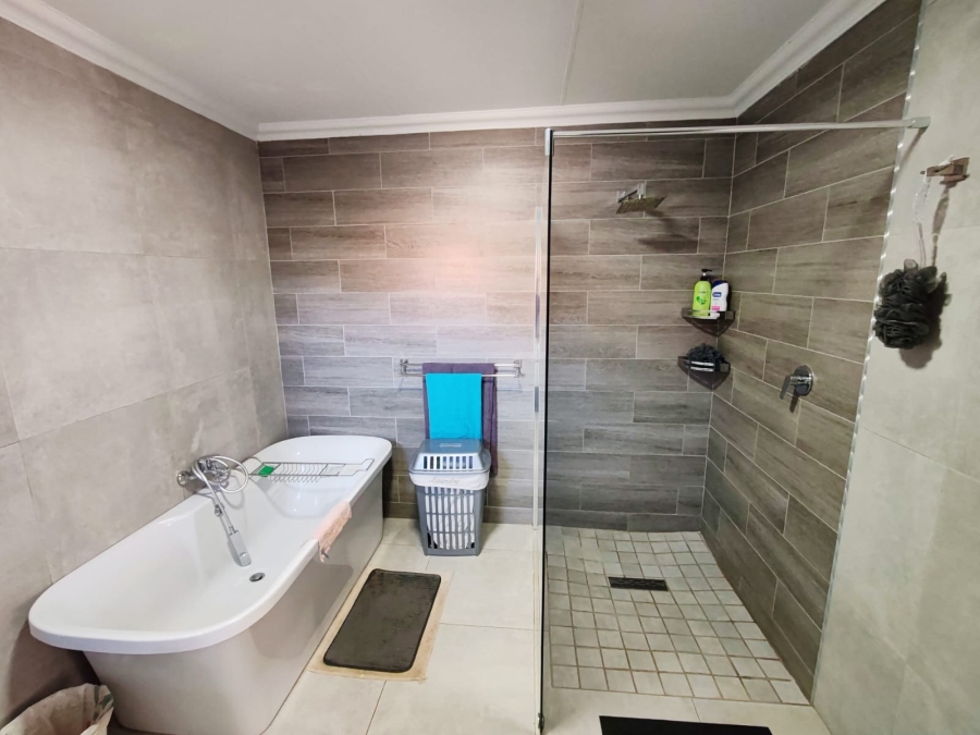 5 Bedroom Property for Sale in Grimbeeck Park North West